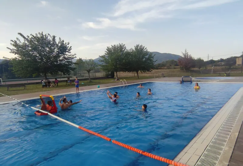 Jocs de pilota a la piscina a última hora de la tarda.
