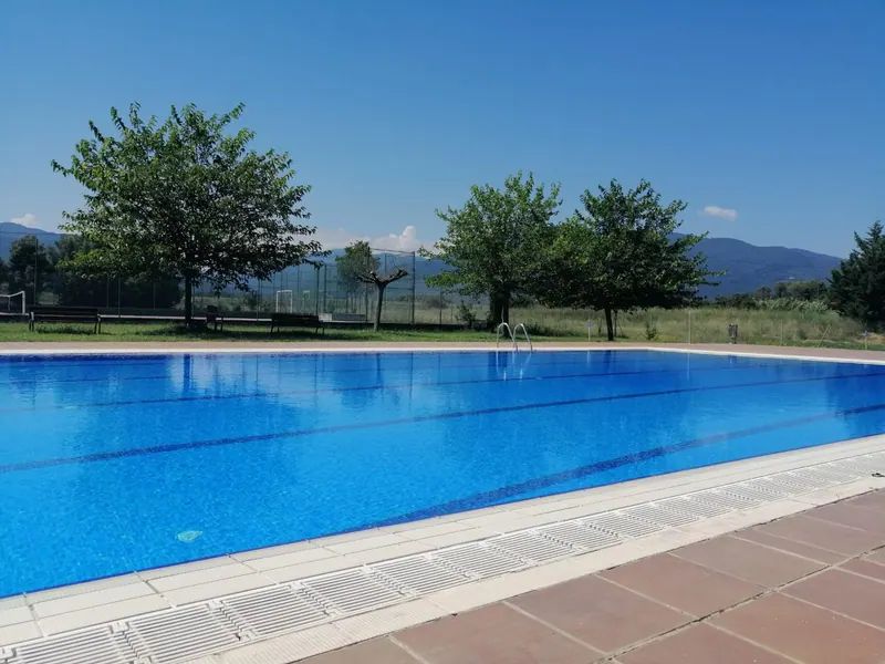 La piscina gran buida, un matí de cel ben blau.